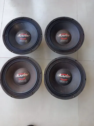 VENDO OU TROCO: Jogo com 4 Woofers Master 620S (12" / 620W RMS) ? Só vendo os 4 juntos!
