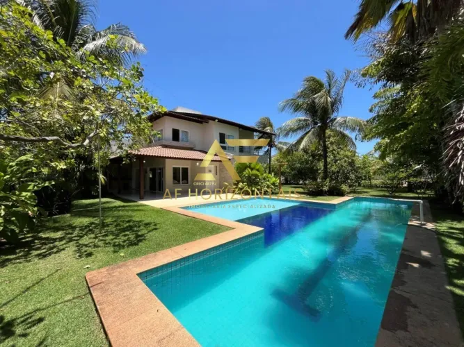 Linda casa com piscina (2 lotes), em condomínio, com 4 quartos (2 suítes/2 semi-suítes) e 