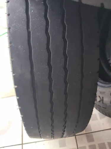 4 pneus cam. 3/4, 235/75/17.5 meia vida, excelente pra colocar na traseira, mais aderência