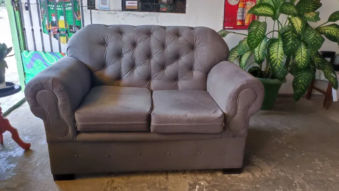 Sofá novo com dois lugares coberto com Suede macio eveludado
