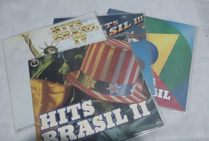 Lote 4 LPs da coletânea Hits Brasil:
