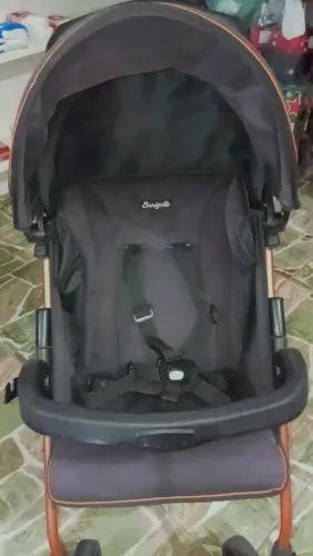 Carrinho de bebê em estado de novo pouco tempo de uso