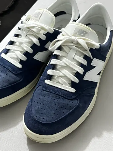 Tênis New Balance T500 Camurça Azul Marinho / Brando - Original