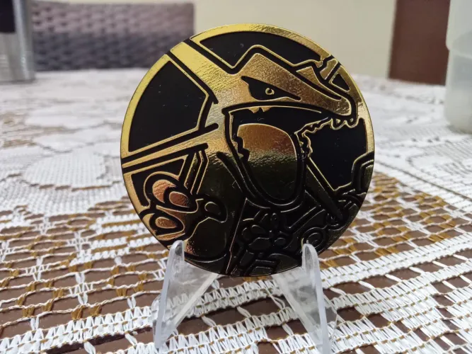 Moeda grande Pokémon tcg do Pokémon Rayquaza dourada 