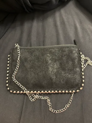 bolsa zara preta com alça dourada 