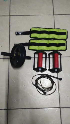 Kit para treino.caneleira1kilo,roda abdominal, suporte para flexão e corda...