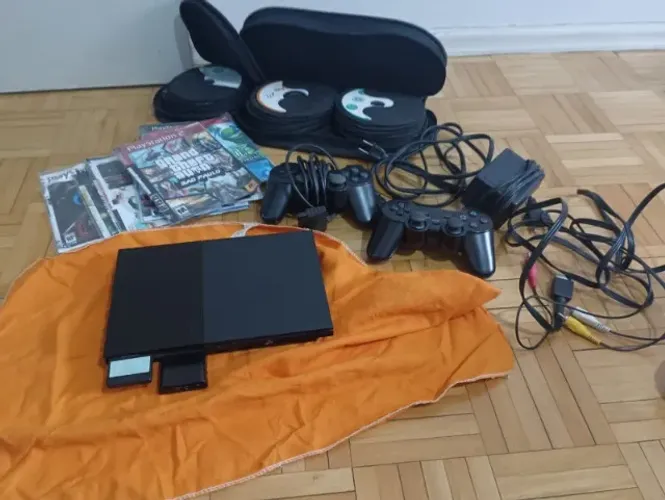 Playstation 2 (2 Controles (1 sem fio), memory card, jogos CD) e Disco Funcional