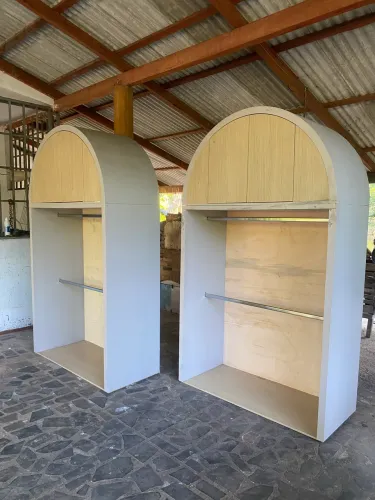 Araras de roupas clm armário semi novas ! 2,13m altura x 1,26m largura !