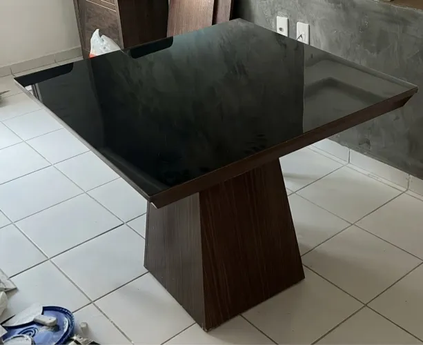 Mesa de Jantar com Tampo de Madeira e Vidro
