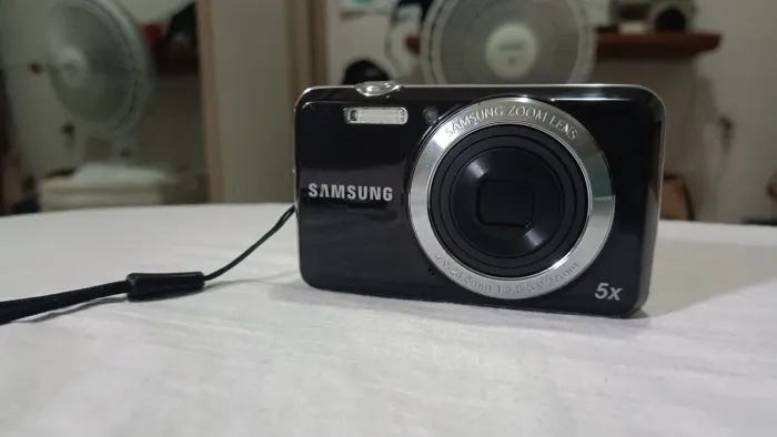Câmera fotográfica Samsung, completa e funcionando bem