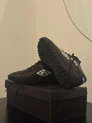 Chuteira Nova Societ Umbro - 41