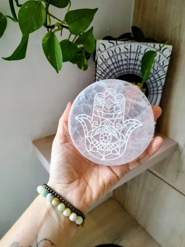 Placa de Selenita Branco com símbolo da hamsá Promoção 60,00