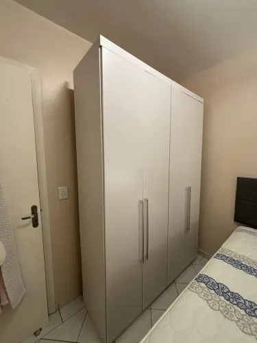 Lindo guarda-roupa de solteiro 