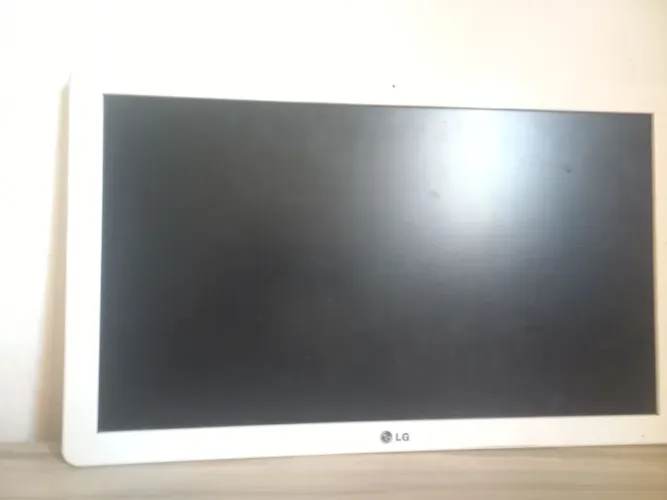 PC LG All-in-One 22V240 Usado
