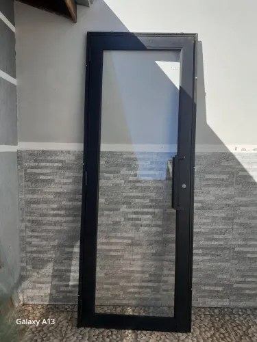 Porta de giro de aluminio preta com vidro temperado 2,40 X 0,90