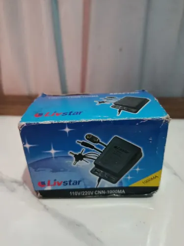 Adaptador/Fonte Universal AC/DC da marca Livstar (modelo CNN-1000MA).