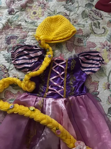 Vestido mesversario Rapunzel, com touca com trança 