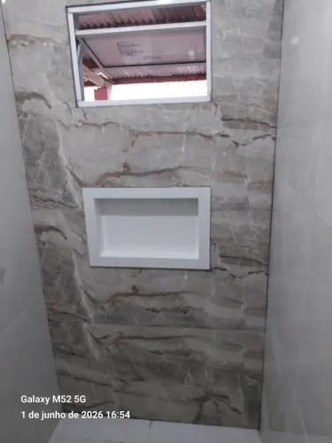 Pias e bancadas em porcelanato acabamento fino