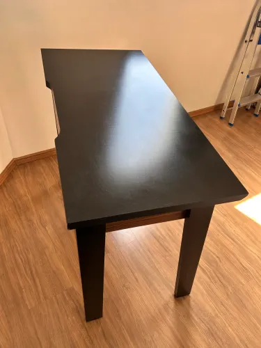 Escrivaninha preta com detalhe em madeira