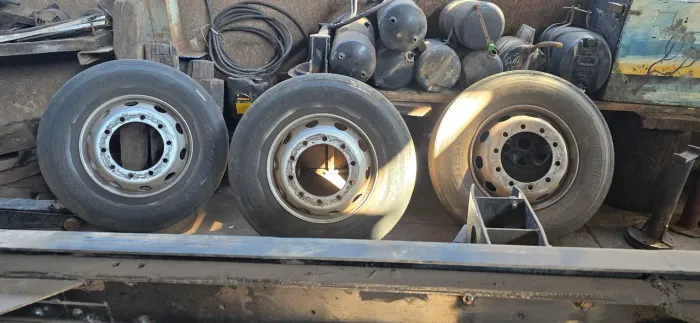 Pneus com roda para caminhão