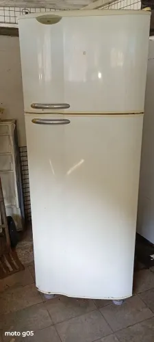 Geladeira Eletrolux DC47 220volts. Espaço e gelando muito. Ver descrição.