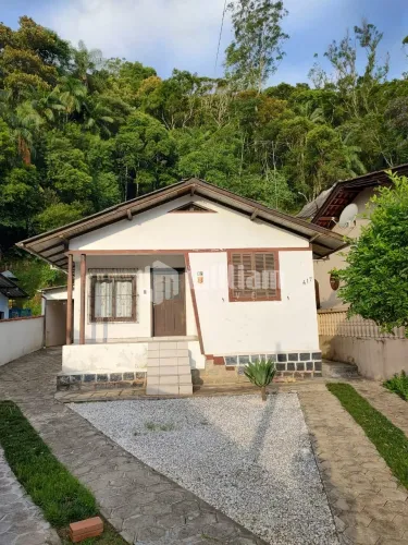 Casa mista no bairro 1º de Maio, próximo ao centro, construída com madeira de canela, resi