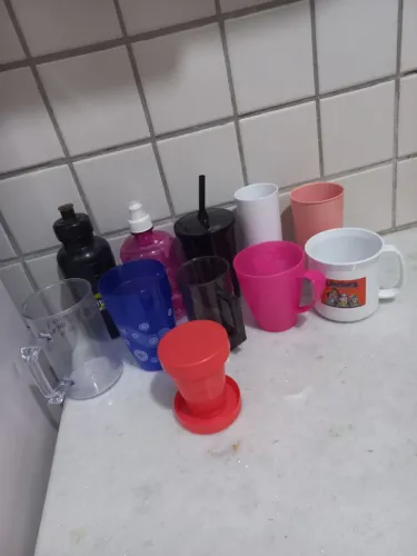 Garrafas para água e canecas