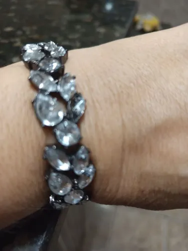 Bracelete em elástico com pedras 