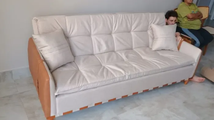 Sofá Cama C/Baú Linho Bege ou Cinza C/Detalhes Em Courissimo Marrom Pronta Entrega 