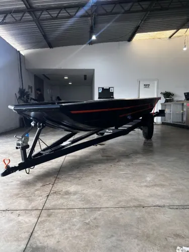 Canoa Soldada modelo leve com ótima estabilidade longitudinal - A partir de 7.990,00