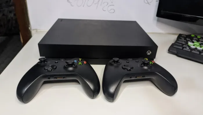 Xbox One X 1TB + 2 Controles Originais - Muito Bem Conservado