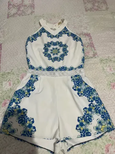 Macaquinho branco com detalhe em azul 