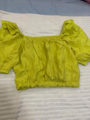 Blusa Cropped Verde Lima Mangas Bufantes Decote Quadrado com Listras Sutis