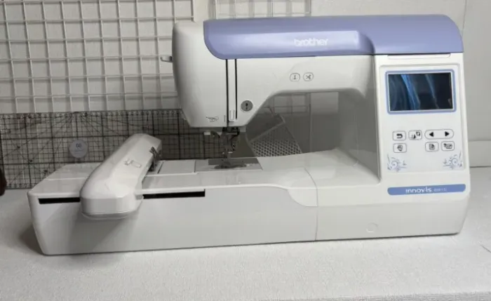 Máquina de Bordar Brother BE815L - Bivolt Branco