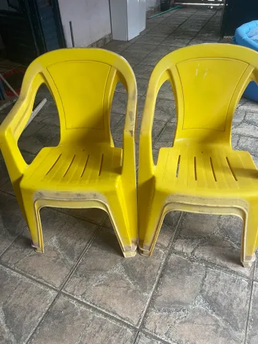 Vendo 4 cadeiras de plástico amarela