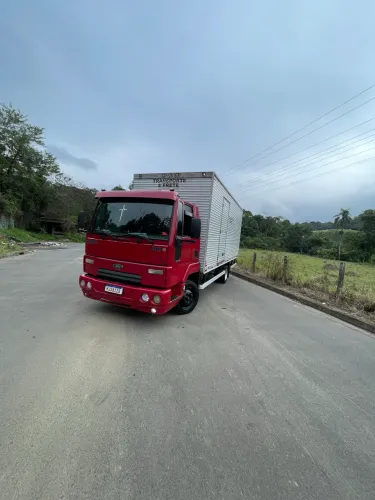 Ford cargo 815e baú