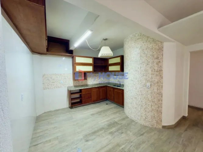 Casa Triplex Semi Mobiliada com 3 Suítes, Piscina e Garagem Coberta no Centro da Cidade P
