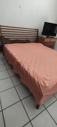 Cama de casal em Madeira maciça 