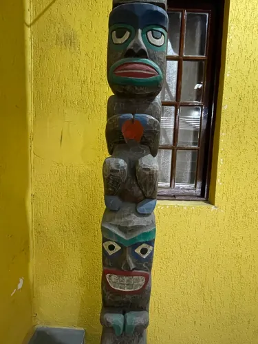 Totem de madeira esculpido a mão , 2,20 de altura, peça única !