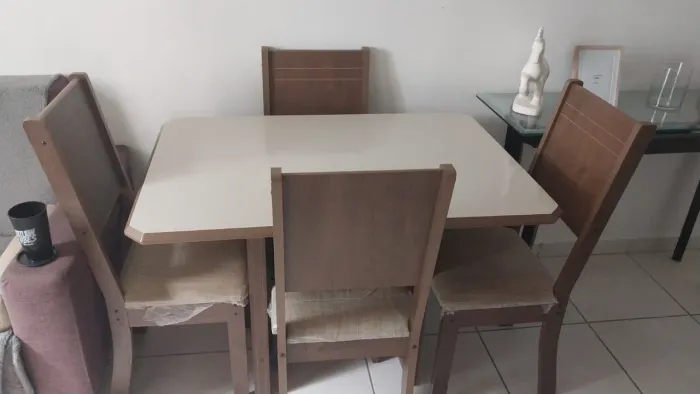 Mesa com quatro cadeiras 