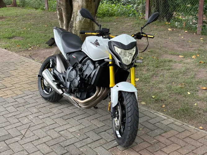 HONDA CB 600F HORNET 2013 BRANCA - 37 MIL KM - IMPECÁVEL