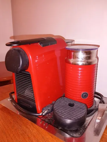 Cafeteira Nespresso Essenza com espumador de leite cor vermelha 