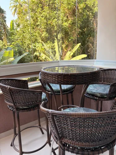 CONJUNTO DE MESA + 4 CADEIRAS EM FIBRA SINTÉTICA