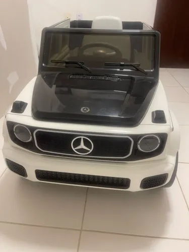 Vende-se um carro elétrico infantil da Mercedes.