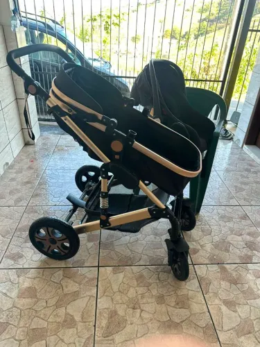 Carrinho infantil com bebê conforto