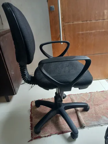 Cadeira de escritório giratória.