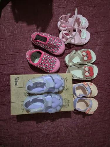 Roupas, sandálias e macacão infantil