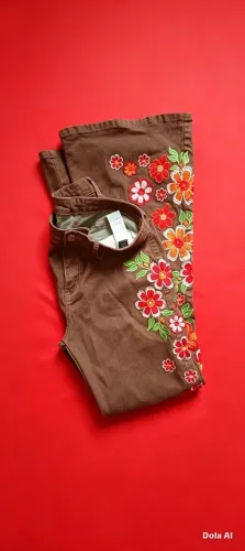 Calça jeans boca de cino bordado GG