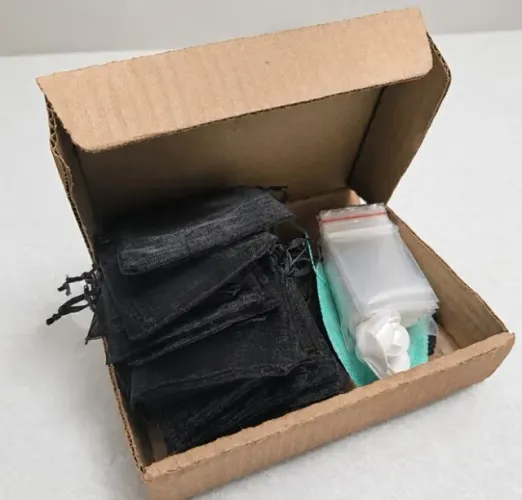 Kit 20 Saquinhos de Organza Preto 9x7cm + Brindes