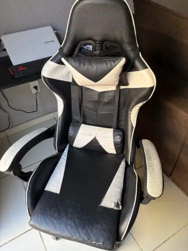 Cadeira Gamer Preta e Branca com Apoio para os Pés - Usada
